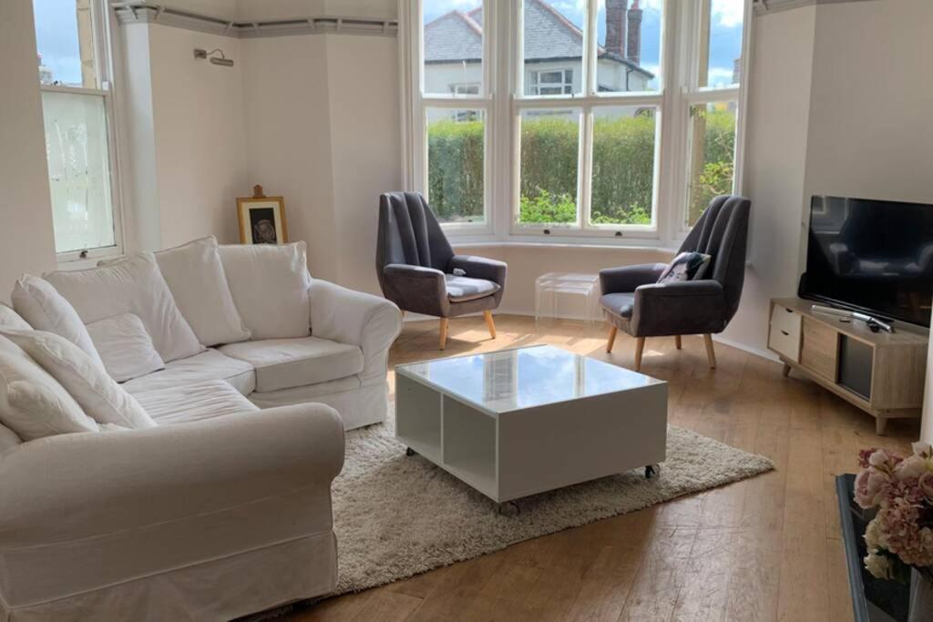 Spacious With Spectacular Views And Private Garden Villa Buxton  Bagian luar foto